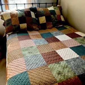 Quilts by Donna queen comforter with 2 regular shams. Brown/Green